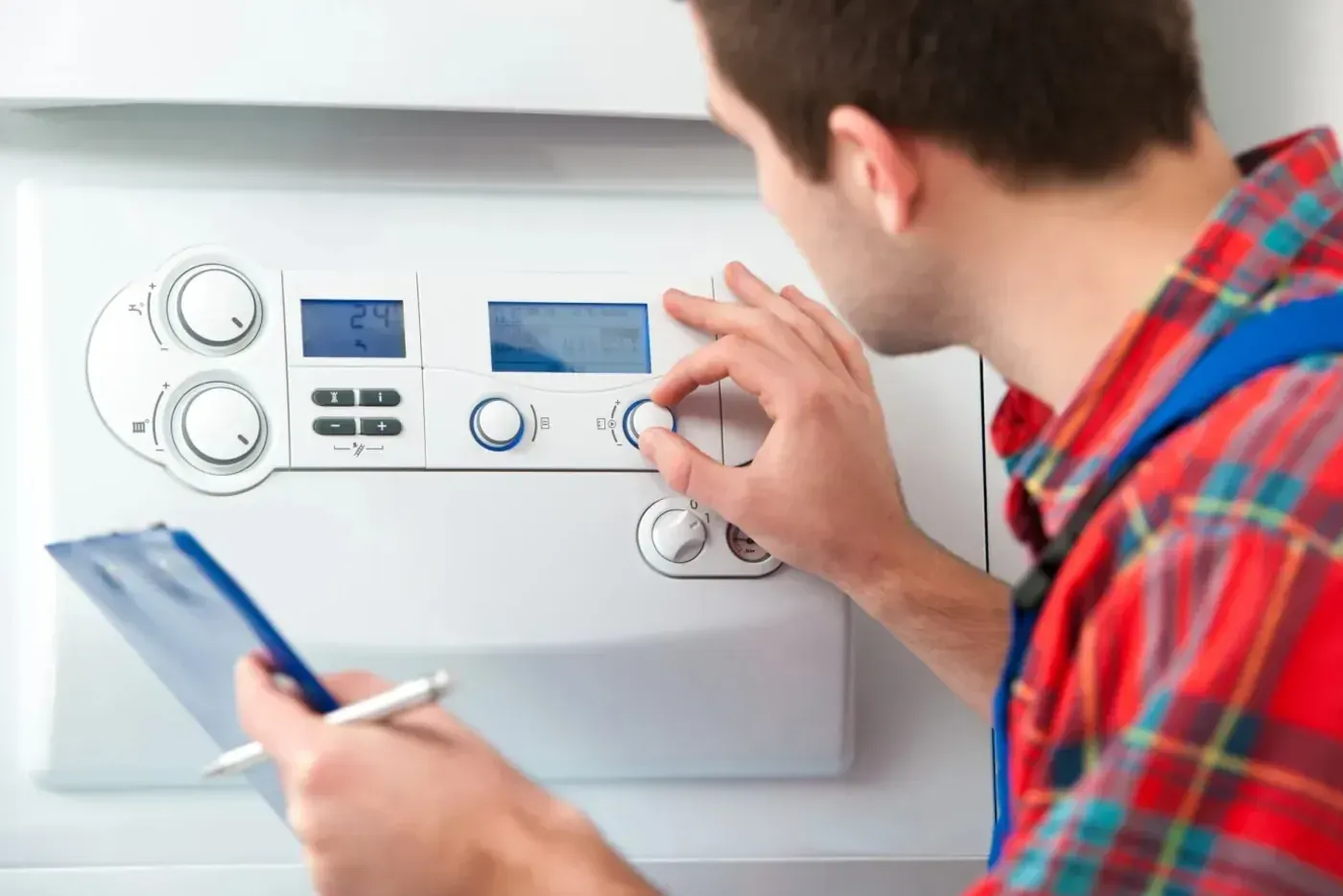 Contrôle d'une unité de climatisation lors d'un entretien dans le Val-de-Marne